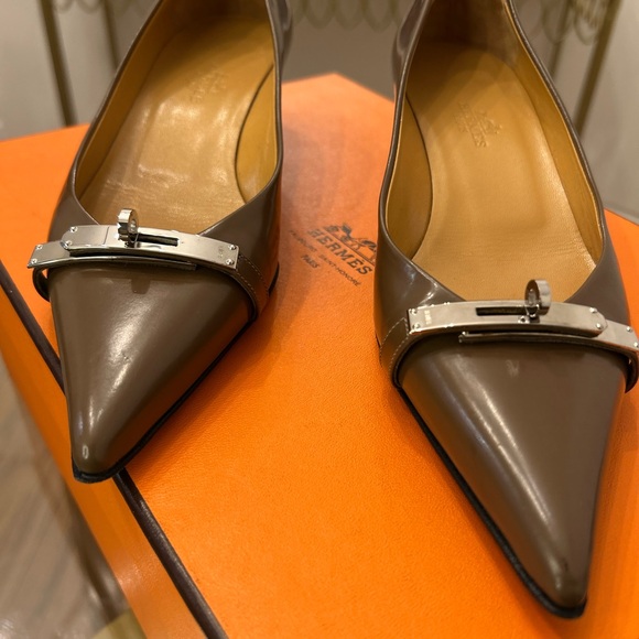 Hermes Brown Leather Pumps W/ Silver Tone Kelly Buckle Hardware Size 34.5 - Picture 2 of 6